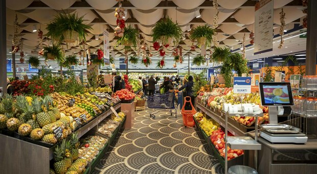 L'interno di un supermercato Sole365 con i clienti che fanno la spesa