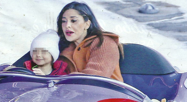 Belen Rodriguez, "fuga" col figlio Santiago a Disneyland per scappare dal gossip