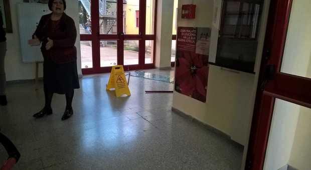 Vandali a scuola: vetrate spaccate a colpi di pietra