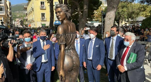 Spigolatrice di Sapri, la statua che scatena le polemiche: «È sessista». «Opera d'arte»