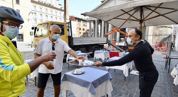 Virus Roma, ristoranti e boutique: si riparte da lunedì. Più tavolini, ok in 24 ore