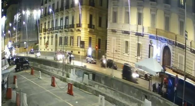 Elvira travolta e uccisa sul lungomare di Napoli, il video choc: «Il motociclista ha impennato»