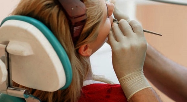 Ingoia un ago dal dentista durante la devitalizzazione, 45enne operata d'urgenza a Bari