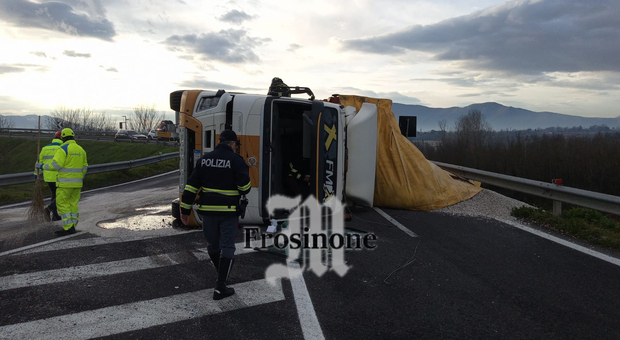 Cassino, camion si ribalta sulla rampa dell'Autostrada: casello chiuso