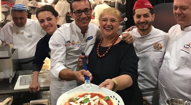 Lidia Bastianich pizzaiola per un giorno con Gino Sorbillo a New York