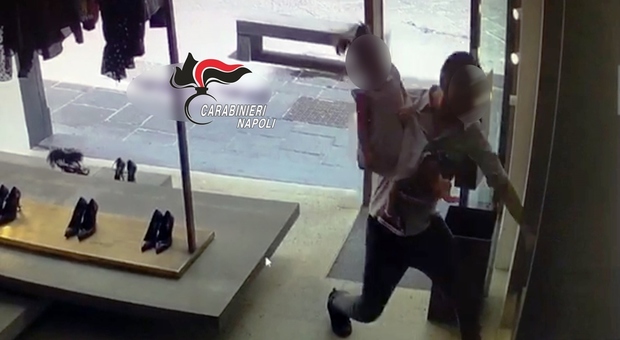 Era il terrore dei negozi di lusso a Chiaia: preso dopo 10 colpi, anche con nipotina in braccio