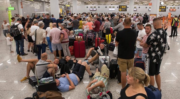 Thomas Cook, tour operator in bancarotta e vacanze nel caos: 600mila turisti bloccati all'estero