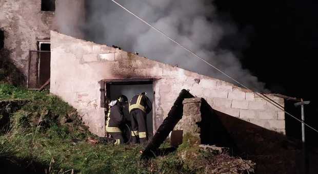 Brucia la paglia, a fuoco struttura agricola evacuate abitazioni vicine