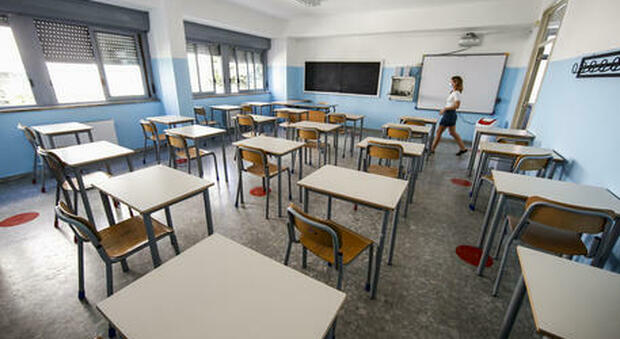 Covid, la Puglia chiude tutte le scuole. Emiliano: «L'aumento dei contagi è colpa della riapertura»