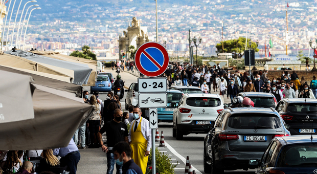 Coronavirus, A Napoli Folla Sul Lungomare: Ristoranti Presi D'assalto E ...