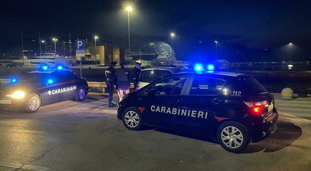 Pesaro, ubriaco a 17 anni rapina due coetanei e aggredisce i carabinieri: arrestato il baby bullo