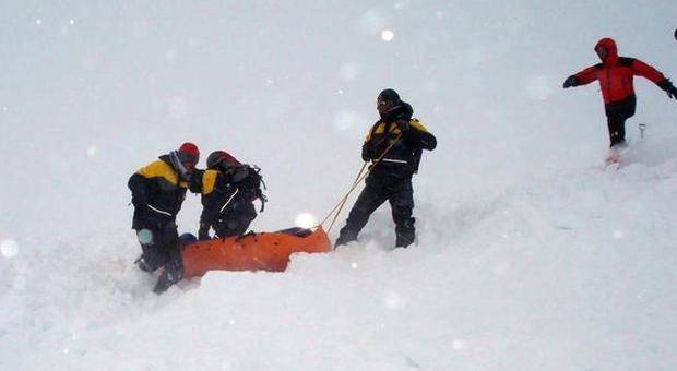 Precipitano a 1.800 metri: muore una donna, gravissimo un altro alpinista