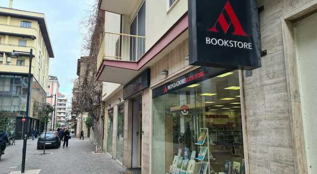 Pescara, rapinatore armato di taglierino assalta la libreria Mondadori