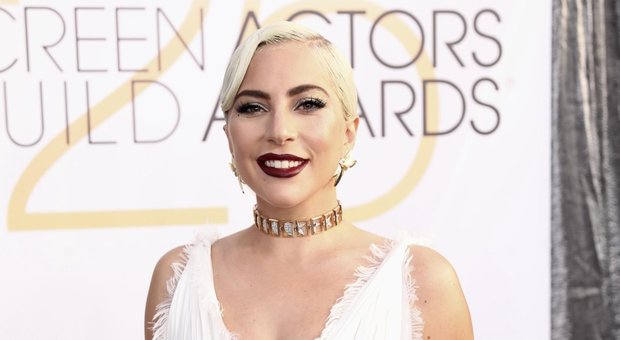 immagine Lady Gaga sexy in bianco, l'abito per i SAG Awards è super scollato