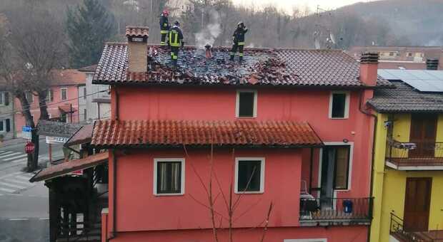 I vigili del fuoco al lavoro sul tetto