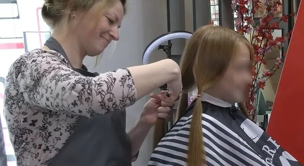 Kira, 9 anni, taglia per la prima volta i capelli: «I soldi vanno ai soldati ucraini»