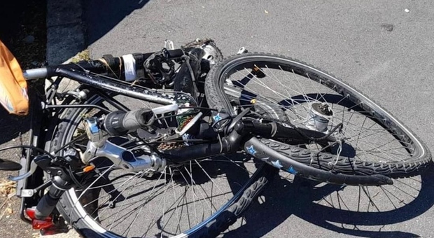 Ragazzo di 23 anni passeggia lungo il Po: colpito da una bicicletta lanciata dalla balconata