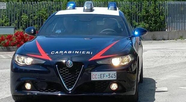 Caos fuori dalla Mensa del Povero: spinte e urla, arrivano i carabinieri