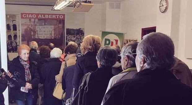 Primarie Pd, Giachetti posta la foto della fila al seggio. Il web si scatena: "Tutti col cappotto? E l'orologio segne le..."