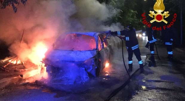 Roma, paura nella notte: a fuoco due auto, le vetture completamente avvolte dalle fiamme