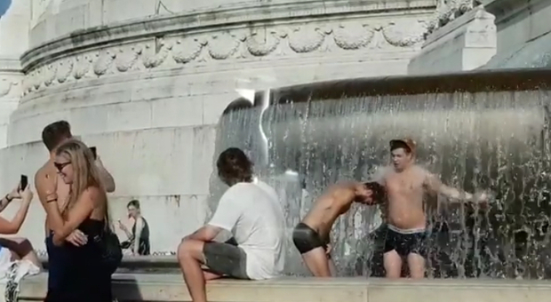 Piazza Venezia, nudi nella fontana: nuovo sfregio, nessuno interviene