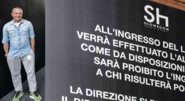 Luca Rinaldo e il cartello all'ingresso