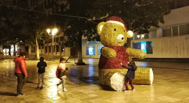 Brindisi, il Natale è "salvo": ecco luminarie, mercatino e villaggio di Babbo Natale