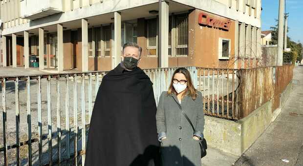 Il sindaco Marcello Bano e l'assessore Giovanna Carraro davanti all'ex Comet