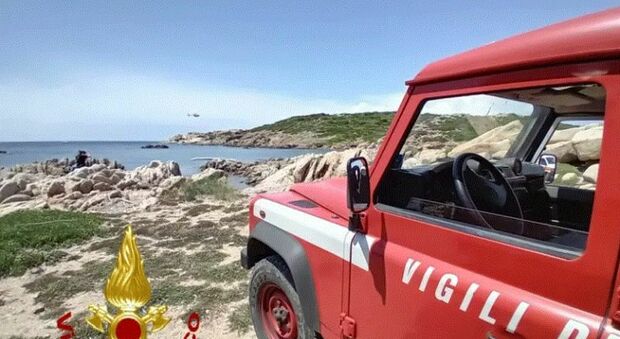 Sardegna, muore turista colpito da un masso in spiaggia a La Maddalena: era in vacanza con la nipote