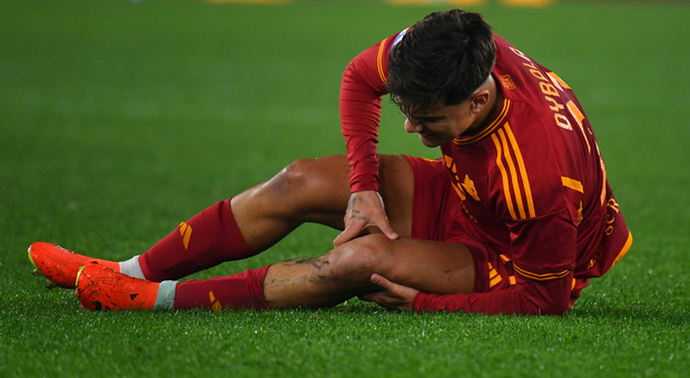 Dybala infortunato: tre settimane di stop per lesione alla coscia sinistra. Mourinho deve fare a meno di lui contro Napoli e Juve