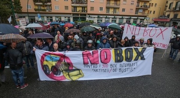 Napoli, corteo al Vomero: «Nuovi box auto, no alla costruzione» | Video
