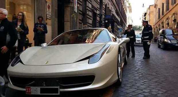 La stessa Ferrari in divieto in via dei due Macelli (foto Filippo Bernardi)