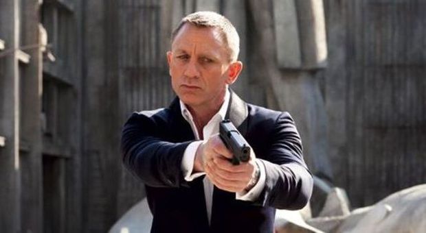 Bond-Craig, 007 in missione a Roma Su Ponte Sisto con il paracadute
