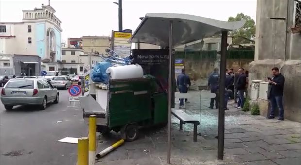 Il tuo WhatsApp | Napoli, il tre ruote del Rom finisce nella fermata del bus