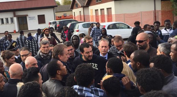 Salvini visita il centro profughi Tensione con un gruppo di eritrei
