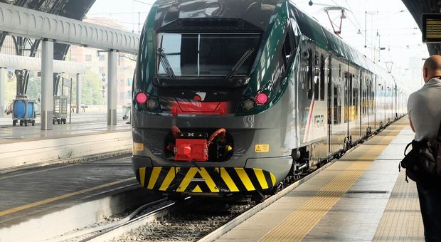 Milano, mattinata da incubo per i pendolari Trenord: ritardi su 10 linee