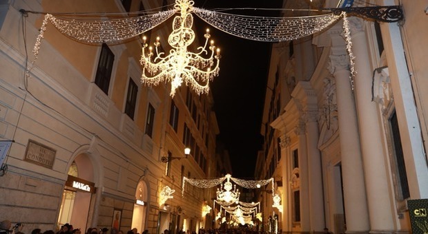 Roma, via Condotti si accende con le luminarie Cartoon Christmas Lights. I cartoni animati illuminano la via dello shopping
