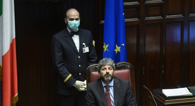 A Montecitorio con la paura del Covid-19: oggi i deputati in Aula, l'assembramento è assicurato