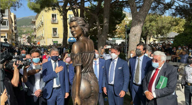 Spigolatrice di Sapri, la statua “sessista” scatena le polemiche. Laura Boldrini: «Un'offesa alla storia delle donne»