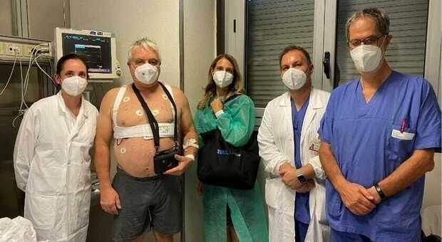 Il paziente di 53 anni con addosso il defibrillatore indossabile, circondato dal personale dell’Ulss 6 che lo ha in cura