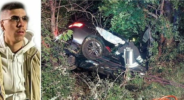 L'auto si schianta contro un albero, morto un 21enne: gravissimi i tre amici, tornavano da una cena