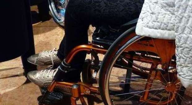 Alunna disabile picchiata in classe dai compagni: la prof la ignora e non l'aiuta, sospesa 20 giorni