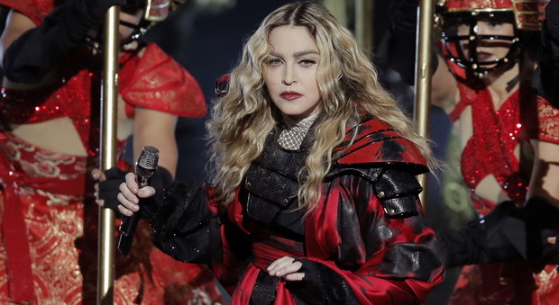 Il declino di Madonna: durante il tour in Australia la popstar denuda le fan e mima atti sessuali