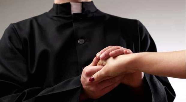 Scopre l'ex moglie in intimità con il sacerdote e scoppia la rissa: il prete lo prende a pugni