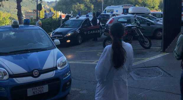 Spari in ospedale tra parenti di medico e paziente nel Salernitano: due feriti
