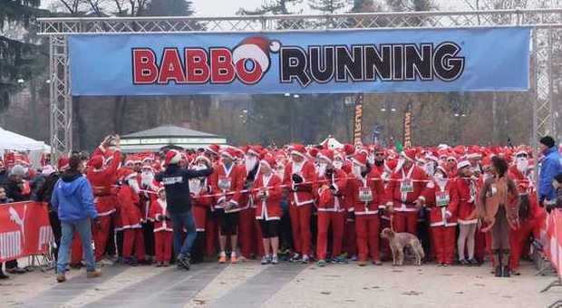 Milano, tutti vestiti di rosso per la Babbo Running al Parco Sempione