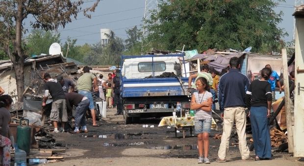 Roma, tangenti, inchieste e violenza: quelle baraccopoli fuori controllo