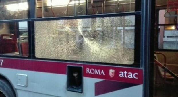 Roma, giallo nel deposito Atac, cinque spari contro le vetture: indaga la polizia