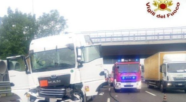 Milano, maxi incidente sull’A4 con quattro tir convolti nell’impatto: un morto e due feriti.