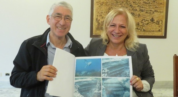 Stefano Ruocco (Archeoclub d'Italia) e Tommasina Budetta (Sovrintendenza archeologica) mostrano le foto subacquee dei ritrovamenti a Marina della Lobra